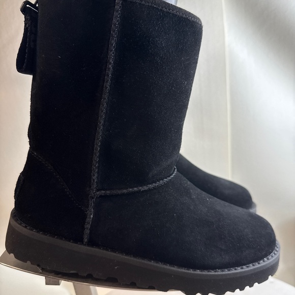 UGG® Classic Short Logo Boot Women’s size 5 New - Picture 4 of 9